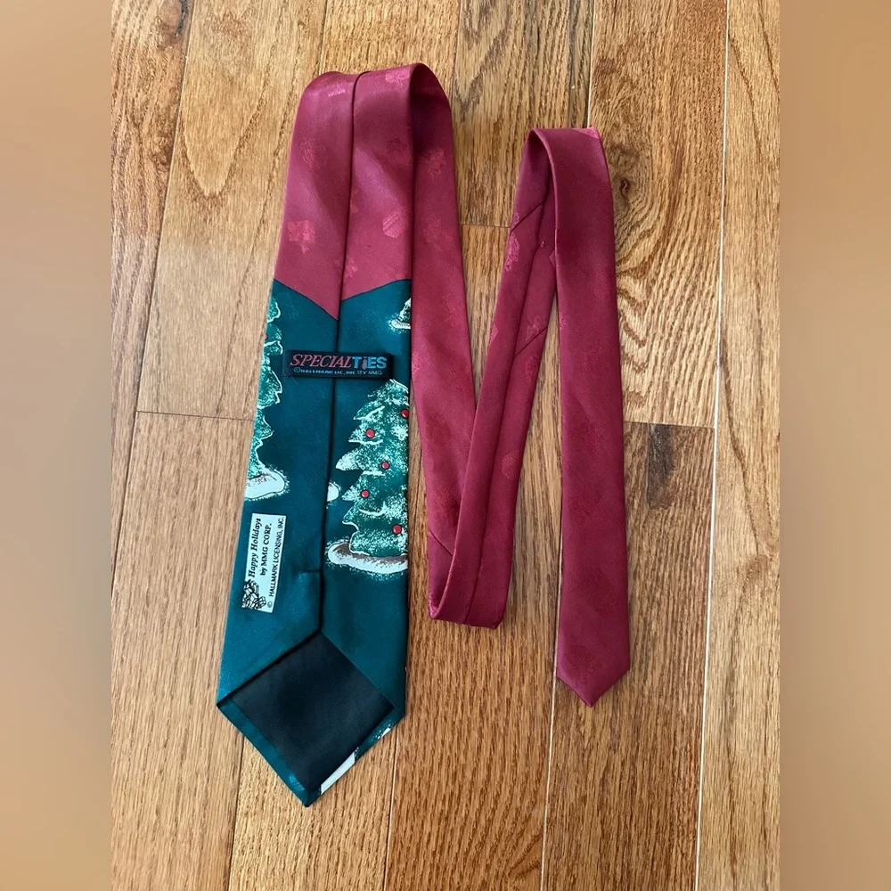 Santa Golfing Mens Necktie © Hallmark Licensing 